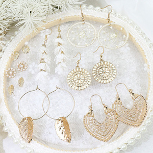 Juego de Aretes de Aro con Perlas, Diseño de Flor Dorada para Mujer, Perlas Blancas, Joyería para Fiesta, Aleación de Zinc, 8 Piezas - Product Image 4