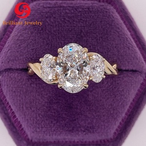 Anillo de Compromiso de Oro Amarillo de 14k con Diamante Cultivado en Laboratorio de Corte Ovalado de 3CT con Certificación IGI, Diseño de Tres Piedras en Espiral, Personalizado de Fábrica - Product Image 1