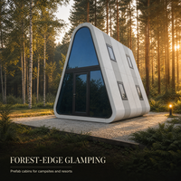 Cabane préfabriquée triangulaire à façade panoramique en verre, maison modulaire avec mur-rideau en verre pour complexe hôtelier et camping