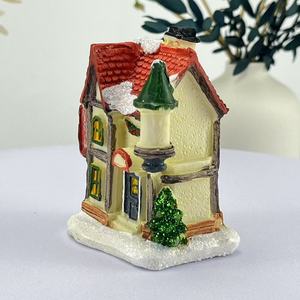 Maisons de village de Noël LED de haute qualité, ornements miniatures en résine, poupées de Noël, décoration intérieure, faites à la main, élégantes et adorables - Product Image 4