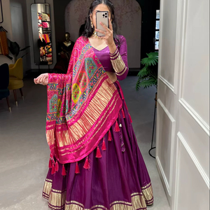 ดีไซเนอร์รับใช้ความนุ่มละมุนและสไตล์ของชุดเลเฮนกา โจลี ผ้าไหมกากี สำหรับขายส่ง - Product Image 1