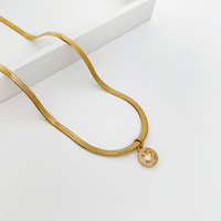 Collier Minimaliste en Acier Inoxydable « Vent Froid » avec Pendentif Smiley – Design Niche Élégant et Tendance pour Femme