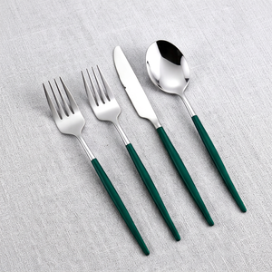 Couverts élégants en argent avec manches vertes fines, idéaux pour les hôtels, les restaurants, les centres de villégiature et les tables de buffet. - Product Image 1