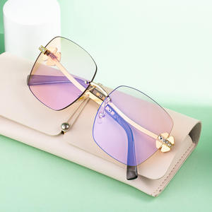 Gafas de Sol sin Marco Dolce & Gabbana, Protección UV400 Clase 2, Diseño de Trébol de Cuatro Hojas con Pedrería para Mujer, Lentes Negras de PC - Product Image 3