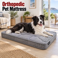 Matelas orthopédique personnalisé pour chien avec une hauteur de 11 cm, sur base en fibre de coco naturelle et bord supérieur gris étroit.