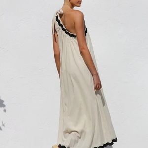 เดรสยาวลูกไม้คอเฉียงแบบใหม่ประจำปี 2025 สำหรับฤดูร้อน ดีไซน์เก๋ไก๋สำหรับวันหยุด แขนกุด แต่งลายเส้นสีดำ ชุดเดรสยาวสำหรับผู้หญิง - Product Image 2