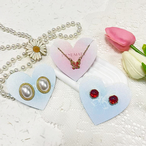 Carte de présentation de bijoux en forme de cœur irisée avec logo personnalisé pour boucles d'oreilles, colliers, pinces <span class=keywords><strong>à</strong></span> cheveux, en carton estampé <span class=keywords><strong>à</strong></span> chaud - Product Image 1