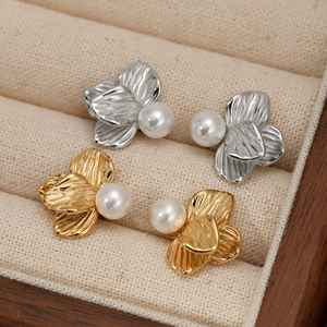 ต่างหูแบบติดหู CLIORO รุ่น Luxury Pearl <span class=keywords><strong>ส</strong></span><span class=keywords><strong>แตน</strong></span><span class=keywords><strong>เล</strong></span><span class=keywords><strong>ส</strong></span>ชุบทอง กันน้ำ ป้องกันการแพ้ แฟชั่นทันสมัยสำหรับผู้หญิง - Product Image 5