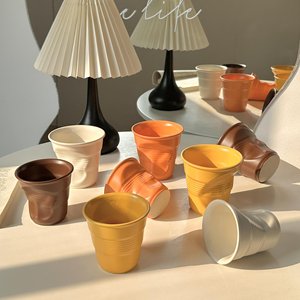 Tazza in ceramica 3D creativa con design effetto carta stropicciata, tazza da tè unica con carta modellata, tazza da caffè artigianale con smalto colorato, logo personalizzabile - Product Image 2