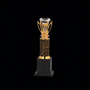 Trofeo metálico premium con elegante acabado dorado, perfecto para premios corporativos, eventos deportivos, escuelas y ceremonias de reconocimiento. - Product Image 1