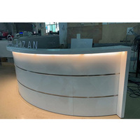 Taille personnalisée 3m 4m de long table de comptoir de réception de bureau moderne incurvée avec éclairage led