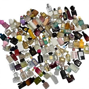 Parfum riche, <span class=keywords><strong>bois</strong></span>é et épicé qui capture la force et la sophistication, conçu pour les personnes au style intemporel. - Product Image 1