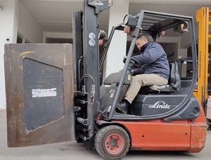 中古電動フォークリフト リンデ E16C カウプアプライアンス クランプ 1.5T413G付き - Product Image 2