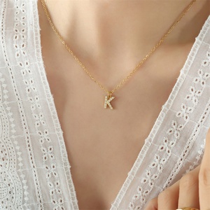 Collar de Gargantilla Chapado en Oro para Mujer, con Colgante de Letra con Diamantes de Acero Inoxidable - Product Image 6
