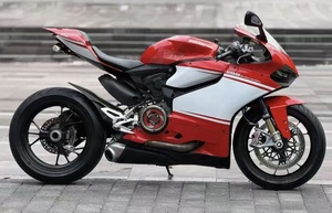 <span class=keywords><strong>Moto</strong></span> <span class=keywords><strong>de</strong></span> <span class=keywords><strong>course</strong></span> <span class=keywords><strong>Ducati</strong></span> 1199 rouge avec moteur L-Twin refroidi par eau <span class=keywords><strong>de</strong></span> 1199 cm³ à quatre temps, 143 kW, 300 km/h - Product Image 2