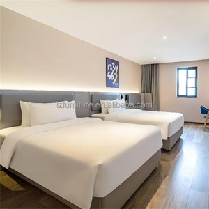 Lit d'hôtel moderne avec tête de lit capitonnée, cadre de lit king size en bois à prix abordable avec table de chevet pour ensembles de chambre d'hôtel de type boutique - Product Image 6