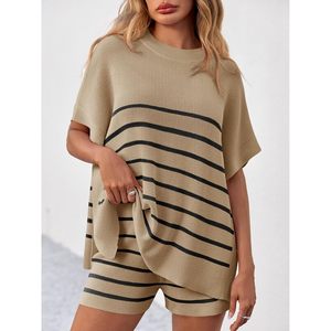 Ensemble 2 pièces tricoté rayé sur mesure pour femme : Haut oversize à manches chauve-souris et short taille haute – Tenue d'été décontractée - Product Image 2