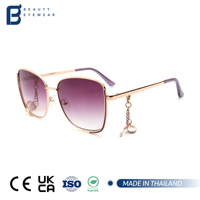 Lunettes de soleil de luxe 2026 avec pendentif, personnalisables avec logo, pour femmes, de marques célèbres, par fabricant designer, emballage haut de gamme, vente en gros