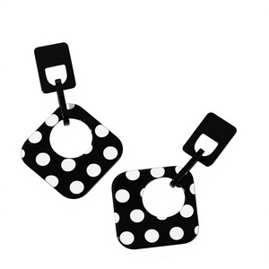Boucles d'oreilles clous géométriques de haute qualité à pois noirs et blancs en résine acrylique, design unisexe tendance et élégant, bijoux pour fêtes et mariages - Product Image 1