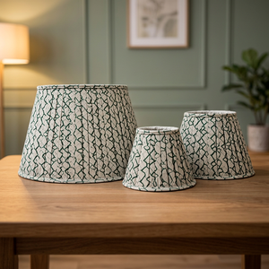 Abat-jour imprimé géométrique à motif de treillis vert |   Abat-jour plissé en tissu viscose et lin fait main |   Lampe de table, de sol et suspendue - Product Image 4