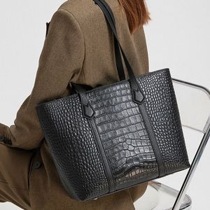 กระเป๋าถือผู้หญิงสุดหรูสีดำและสีแดงแบบใหม่ขายส่ง ผลิตตามสั่ง OEM ODM วัสดุ PU พร้อมเพชรและผ้าฝ้าย - Product Image 6