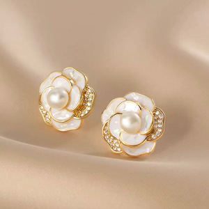 Boucles d'oreilles clous camélia blanches pour femmes, design floral, accessoires d'oreille pour usage quotidien - Product Image 1