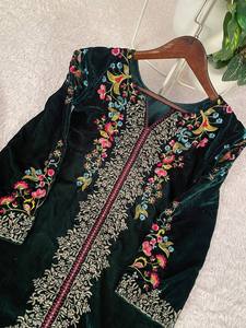 Collection de tenues coordonnées élégantes en velours brodé de fournisseur indien, dans des tons classiques, pour femmes, vêtements ethniques haut de gamme pour fêtes et mariages - Product Image 3