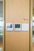Poste de travail moderne avec cadre en aluminium flexible et personnalisable, mur en verre intelligent pour bureau, école, entrepôt