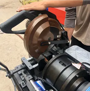 Machine de traitement des métaux, Machine de laminage de filetage de vis de barre d'acier avec fonction de scie de découpe à froid