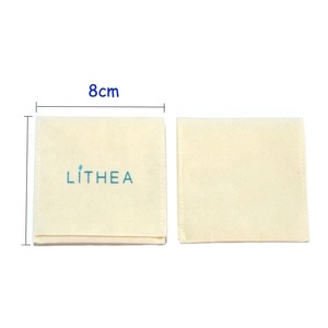 Pochette de rangement pour bijoux, anneaux et épingles, en velours suédé beige, format mini, fournie directement par le fabricant - Product Image 2