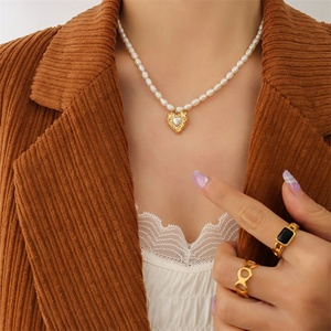 Parure de bijoux tendance en acier inoxydable avec collier et boucles d'oreilles en perles d'eau douce et pendentif cœur martelé – Vente en gros - Product Image 6
