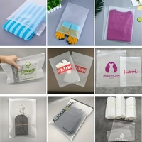 Emballages de marque de mode durables et personnalisés, sacs en plastique transparents réutilisables pour le rangement des vêtements avec fermeture éclair