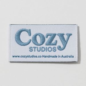 ป้ายคอเสื้อผ้าแบบพับปลายสีดำลายดามัสก์ เป็นมิตรกับสิ่งแวดล้อม  สามารถสั่งทำได้  พร้อมปักชื่อ โลโก้ สำหรับเสื้อผ้า กระเป๋า และรองเท้า - Product Image 6