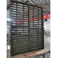 Stores verticaux électriques modernes en alliage d'aluminium sur mesure pour extérieur, persiennes solaires architecturales, design extérieur durable, faciles à nettoyer