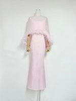 Robe de soirée longue en satin de luxe A12713 avec bordure en plumes d'autruche