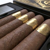 Boîte à cigares personnalisée avec couvercle et base rigides, laminage mat, feuille d'or et motif en relief pour un emballage de luxe