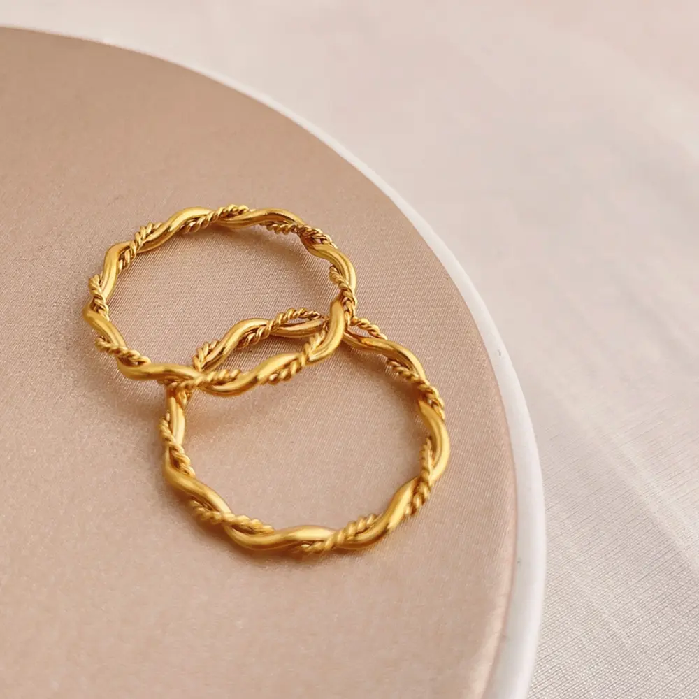 תכשיטים מינימליסטיים נירוסטה חבל טוויסט סיבוב דק טבעת טבעת עמיד למים מעוות 18 קראט מצופה זהב