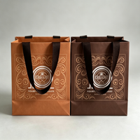 Sac cadeau en papier kraft écologique personnalisé, ruban en coton, impression de logo OEM pour l'emballage de cosmétiques, de parfums et de bijoux, vente en gros