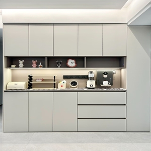 <span class=keywords><strong>Buffet</strong></span> <span class=keywords><strong>gris</strong></span> <span class=keywords><strong>clair</strong></span> moderne pour la maison et l'hôtellerie, au design élégant et avec des étagères ouvertes pour un rangement stylé - Product Image 1