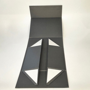 Boîte cadeau en carton pliable magnétique sur mesure Noir Blanc Matériaux recyclés Mat Lamination Gaufrage - Product Image 2
