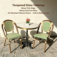Meubles de restaurant d'extérieur en rotin modernes et confortables, table et chaises empilables en rotin de style bistrot français