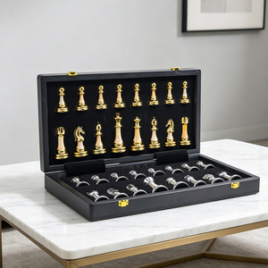 Set di <span class=keywords><strong>Scacchi</strong></span> in Acrilico di Alta Gamma con Scacchiera Pieghevole Effetto Marmo, <span class=keywords><strong>Pezzi</strong></span> Pesati Oro e Argento, Grande Formato per Giochi da Interno - Product Image 3