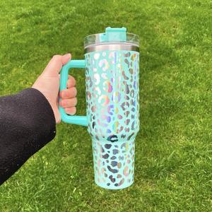 En stock : Gobelet isotherme léopard en acier inoxydable de 40 oz avec poignée, grande capacité, tasses à café à double paroi, imprimé léopard holographique - Product Image 3
