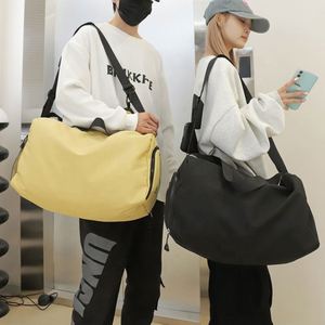 Sac de sport de voyage pliable grande capacité pour le plein air, avec logo personnalisé, en nylon résistant à l'eau, avec fermeture éclair, style mode - Product Image 1