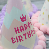 Petit chapeau d'anniversaire épais et frais en gros Chapeau à pompon créatif pour bébé d'un an et adulte