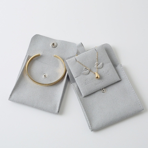 Ensemble de pochettes à bijoux en velours de luxe avec logo personnalisé et coussin pour l'emballage des bagues, des boucles d'oreilles et des colliers, et pour la présentation en boutique. - Product Image 2