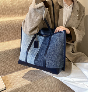 Bolso de compras de gran capacidad para mujer, versión coreana de moda, para las cuatro estaciones, nuevo diseño con cadena para llevar al hombro o cruzado. - Product Image 2