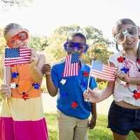 Vente en gros d'usine - Lunettes en plastique personnalisées avec éclairage LED pour la Fête de l'Indépendance, chaîne de perles drapeau national étoile à cinq branches, décorations