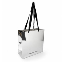 Sac en carton holographique argenté brillant de luxe avec logo noir personnalisé imprimé et poignée en ruban pour boutiques et commerces de détail