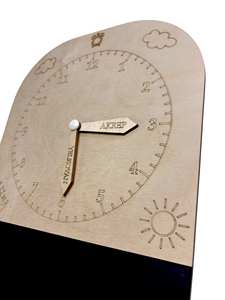 Horloge Montessori en bois de bouleau de haute qualité pour enfants, jouet éducatif pour apprendre l'heure avec tableau de correspondance et surface tableau noir OEM ODM MOT-0060 - Product Image 3